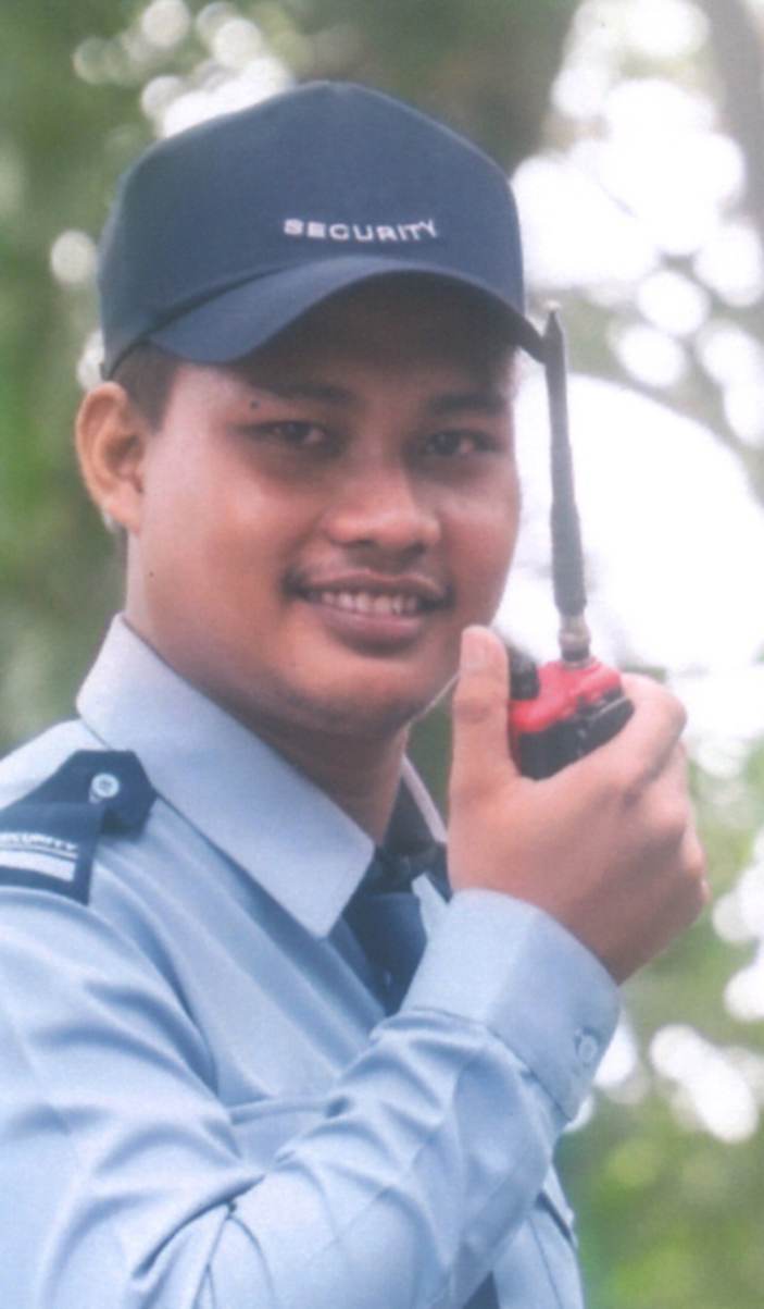 Petugas PT MCB berkomunikasi melalui radio