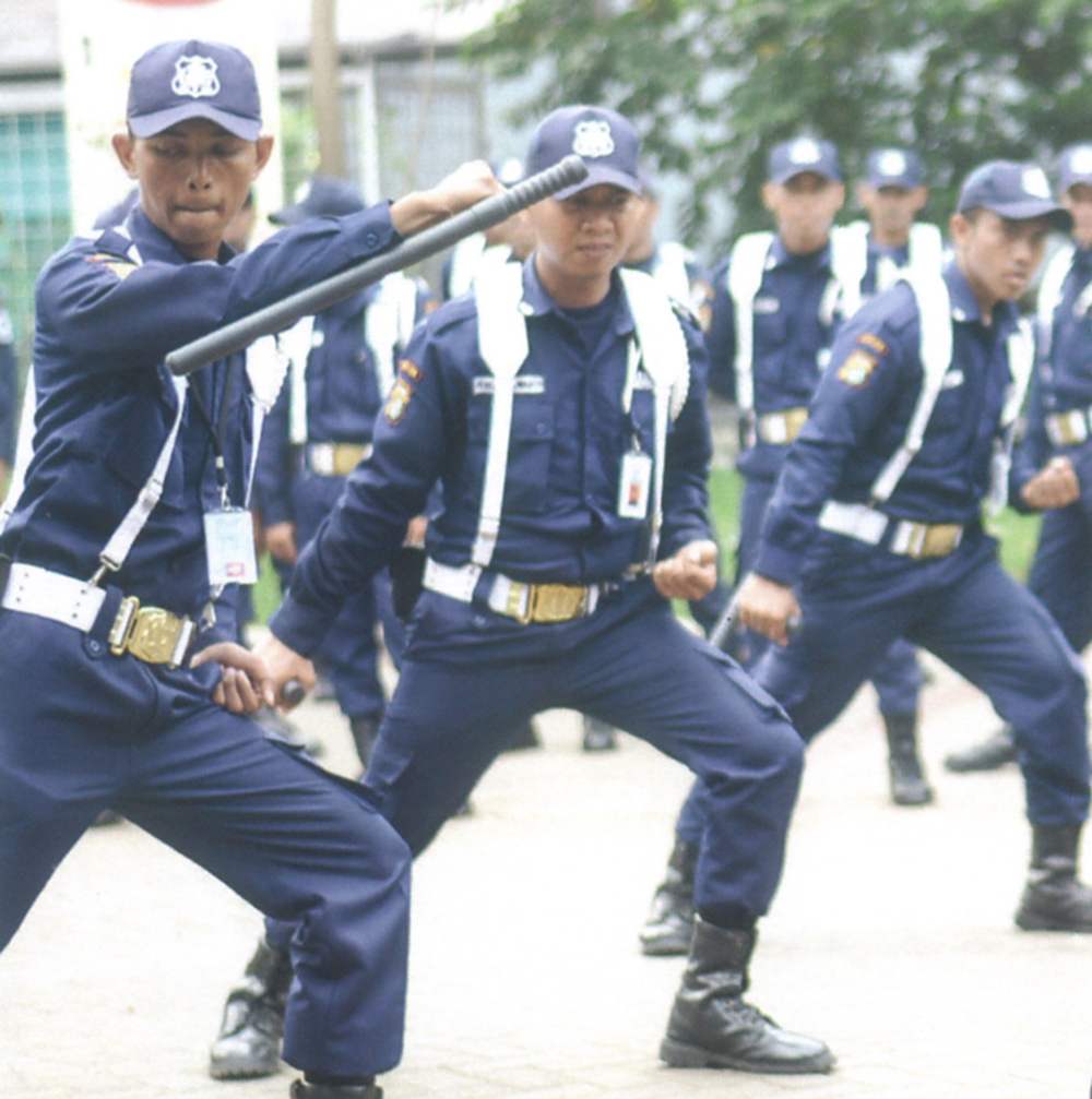 Latihan teknik pengamanan dengan tongkat