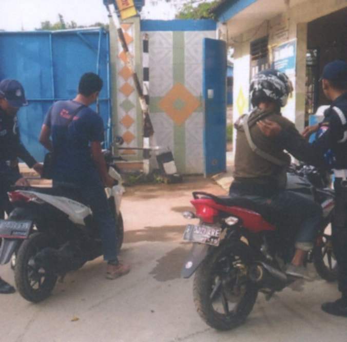 Pemeriksaan pengendara di gerbang masuk