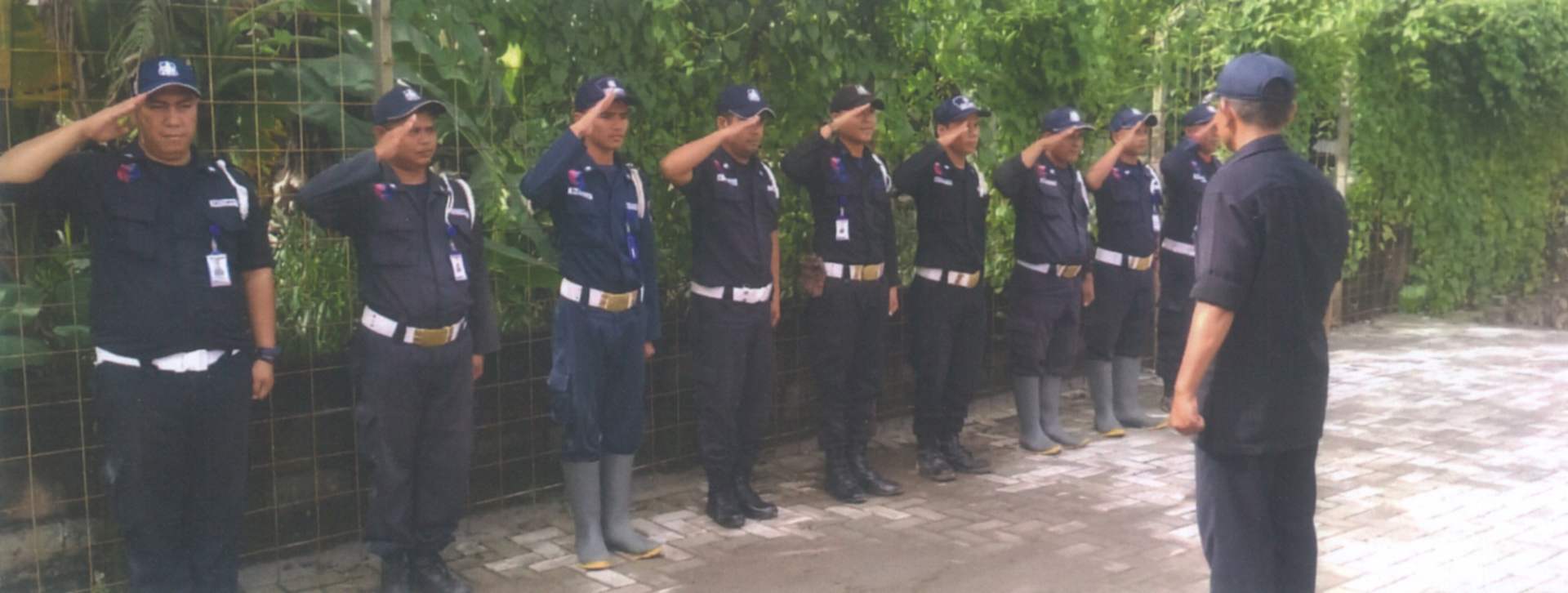 Personel PT MCB memberi hormat saat apel pagi