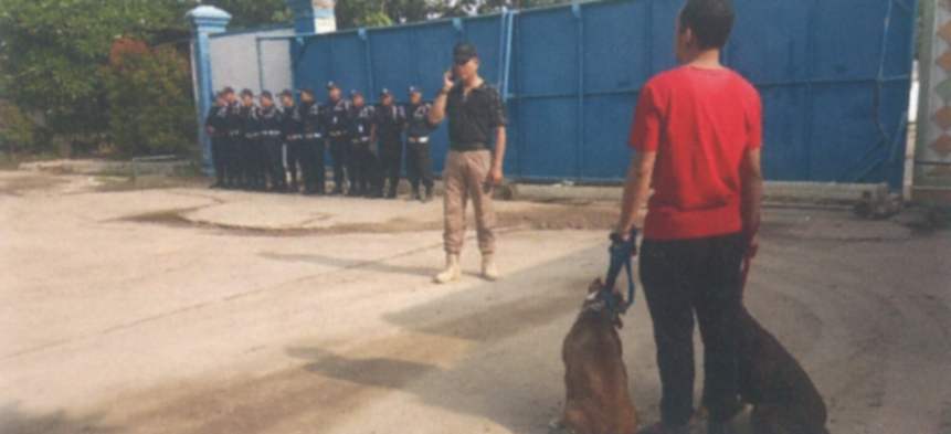 Personel PT MCB melakukan pengawasan area bersama anjing pelacak